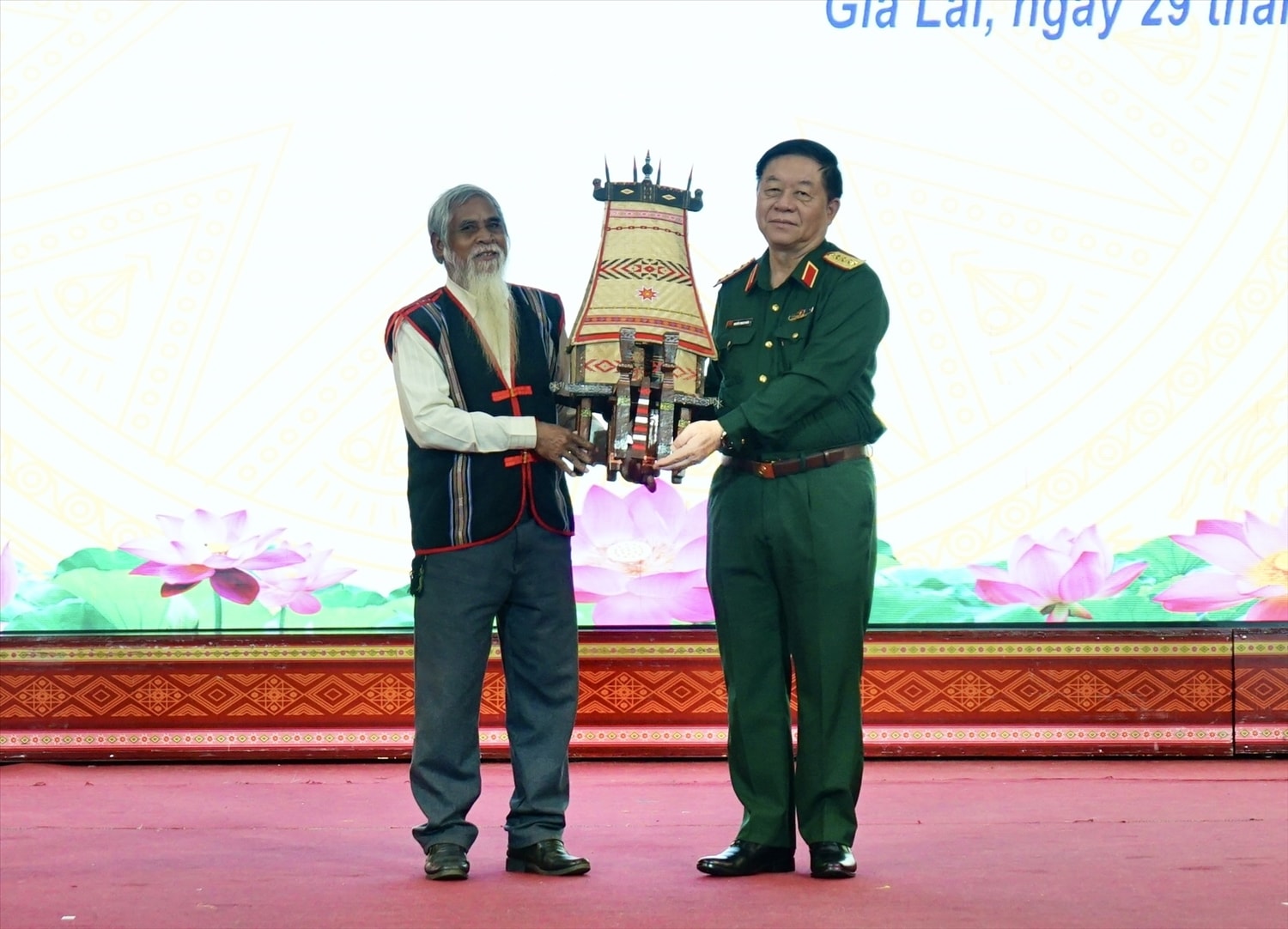Đại diện già làng, Người có uy tín, chức sắc tôn giáo  trao quà lưu niệm cho Đại tướng Nguyễn Trọng Nghĩa 