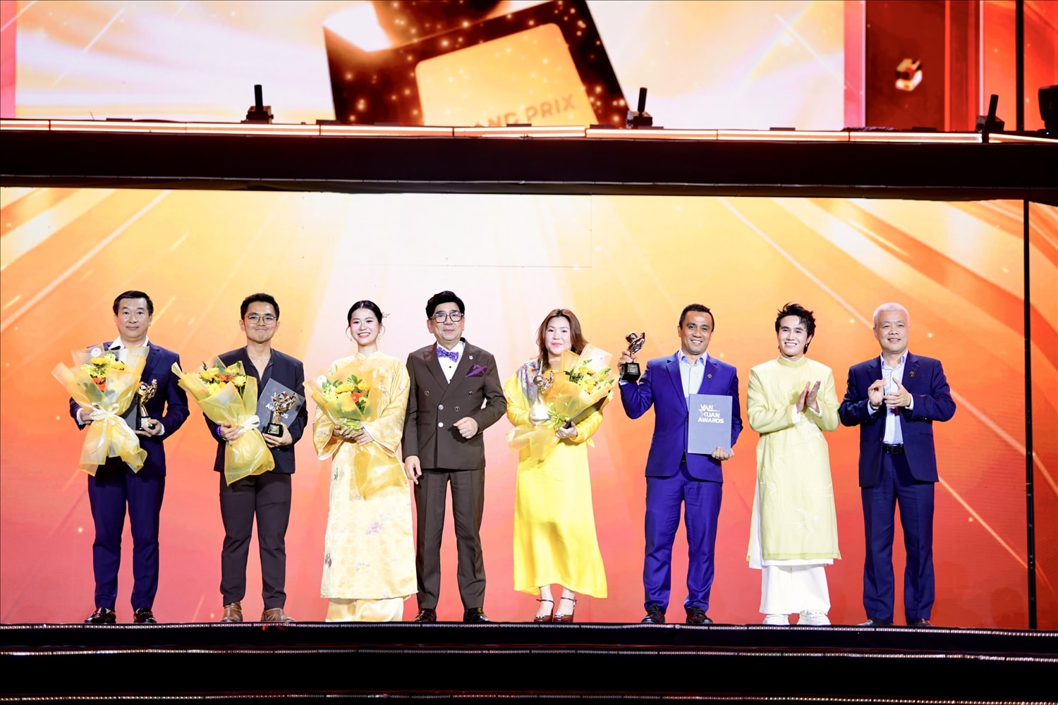Ông Đỗ Thanh Tuấn (ngoài cùng bên trái) – Giám đốc Đối ngoại, đại diện Vinamilk đón nhận giải thưởng Vạn Xuân Awards – Thương hiệu sáng tạo tiên phong (Ảnh: Minh Anh)