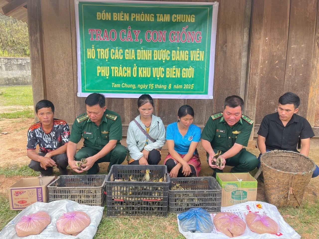 Đồn Biên phòng Tam Chung hỗ trợ giống vật nuôi cho bà con Nhân dân xã Tam Chung.(ảnh BĐPB Thanh Hóa)