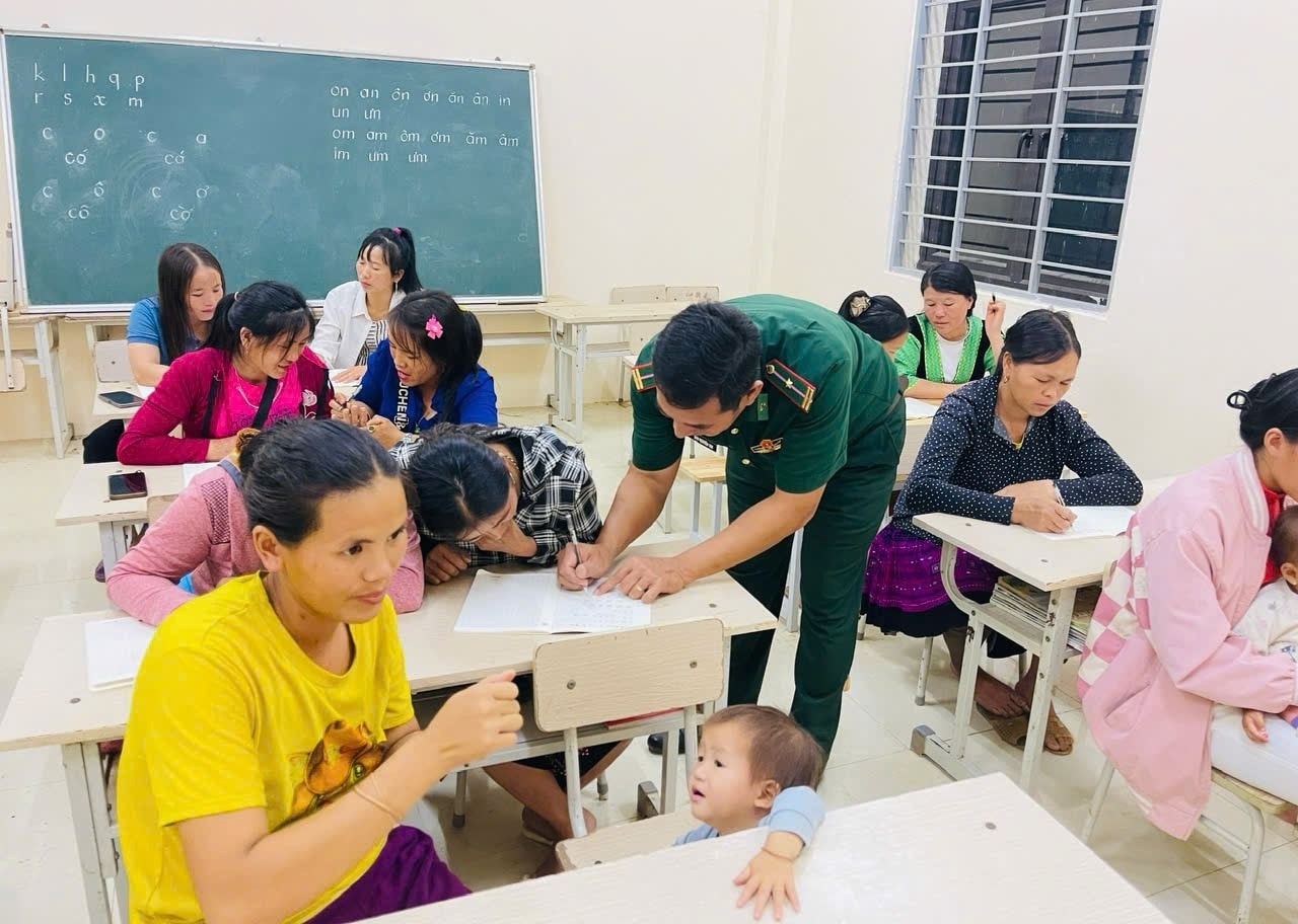 Thầy giáo kiên trì uốn từng nét chữ cho học viên.