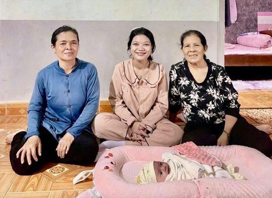 Tranh thủ thời gian rảnh rỗi, bà Siu H’Jip (bìa phải) đến nhà chăm sóc sức khỏe cho sản phụ. (Ảnh: NVCC)
