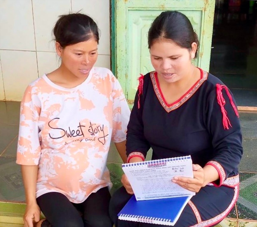 Chị H’Nhach (phải) tuyên truyền đến phụ nữ trong xã Lơ Pang về việc sinh con tại cơ sở y tế đảm bảo an toàn sức khỏe mẹ và bé. (Ảnh: N.N)