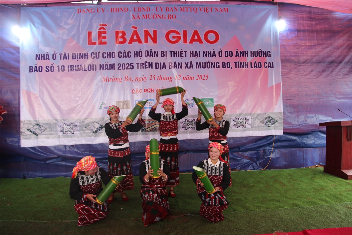 Buổi lễ bàn giao nhà cho các hộ dân được tổ chức trong không khí vui tươi, phấn khởi (ảnh Trọng Bảo)
