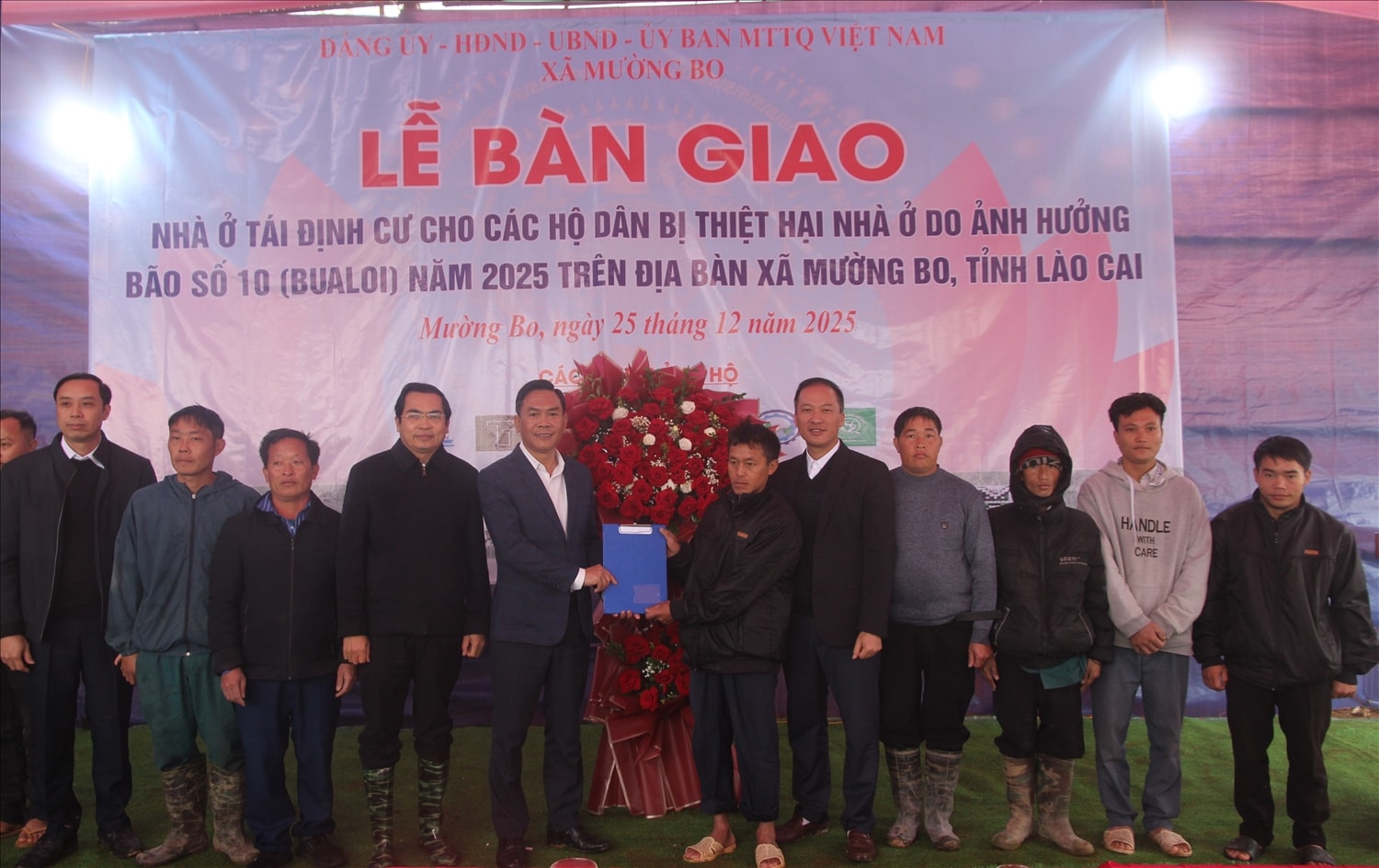 Lãnh đạo xã Mường Bo trao quyết định bàn giao nhà cho các hộ dân (ảnh Trọng Bảo)