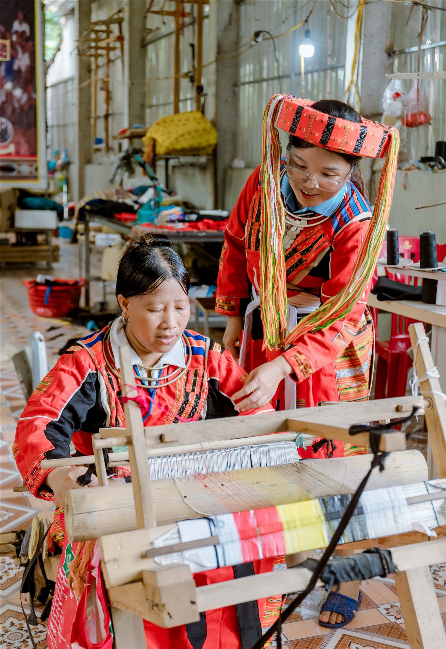 Chị Tải Thị Mai (bên trái) Giám đốc HTX dệt thổ cẩm thôn My Bắc, xã Tân Trịnh là gương điển hình tiên tiến trong việc bảo tồn văn hóa truyền thống trên trang phục của đồng bào dân tộc Pà Thẻn