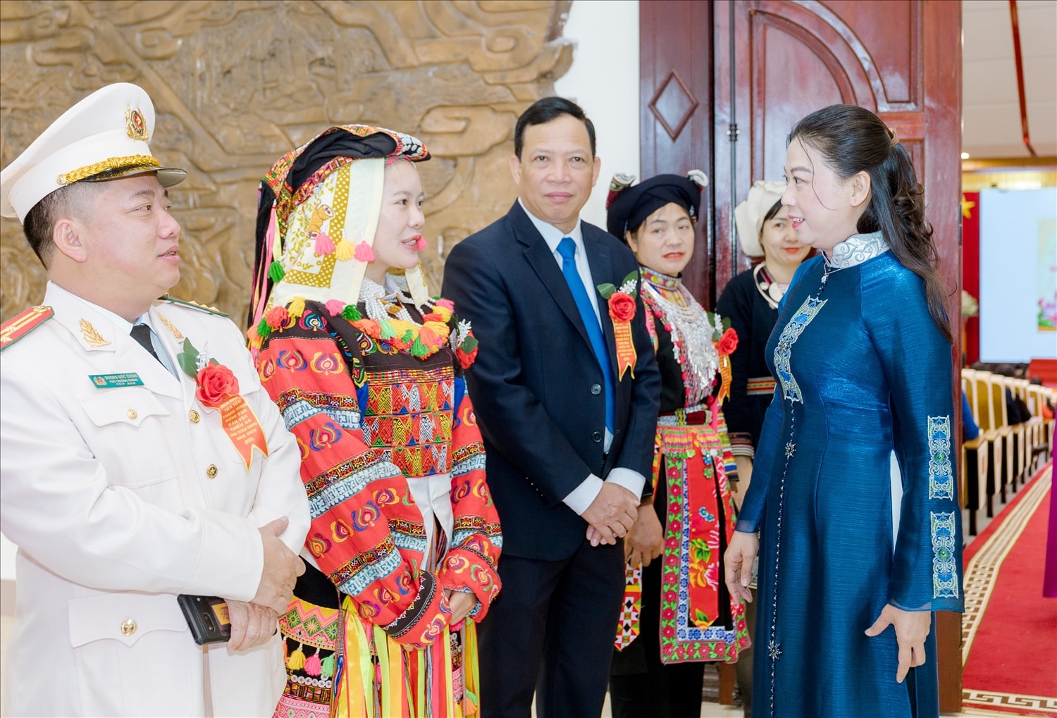 Phó Bí thư Thường trực Tỉnh ủy Tuyên Quang Lê Thị Kim Dung  trò chuyện, động viên các cá nhân là điển hình tiên tiến vùng đồng bào DTTS tỉnh Tuyên Quang năm 2025
