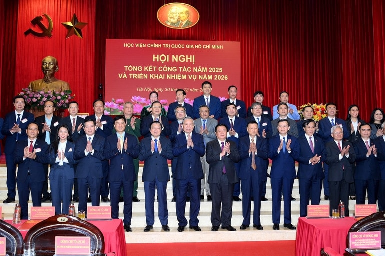 Tổng Bí thư Tô Lâm và các đồng chí lãnh đạo Đảng, Nhà nước, các đại biểu tham dự hội nghị. (Ảnh ĐĂNG KHOA)