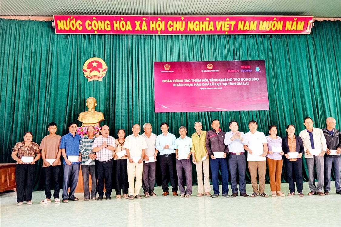 Ông Trần Tuấn Anh (thứ 6 từ phải sang) - Phó Vụ trưởng Vụ Tuyên truyền công tác dân tộc, tôn giáo, Bộ Dân tộc và Tôn giáo tặng quà cho Người có uy tín trên địa bàn xã Ia Pa 
