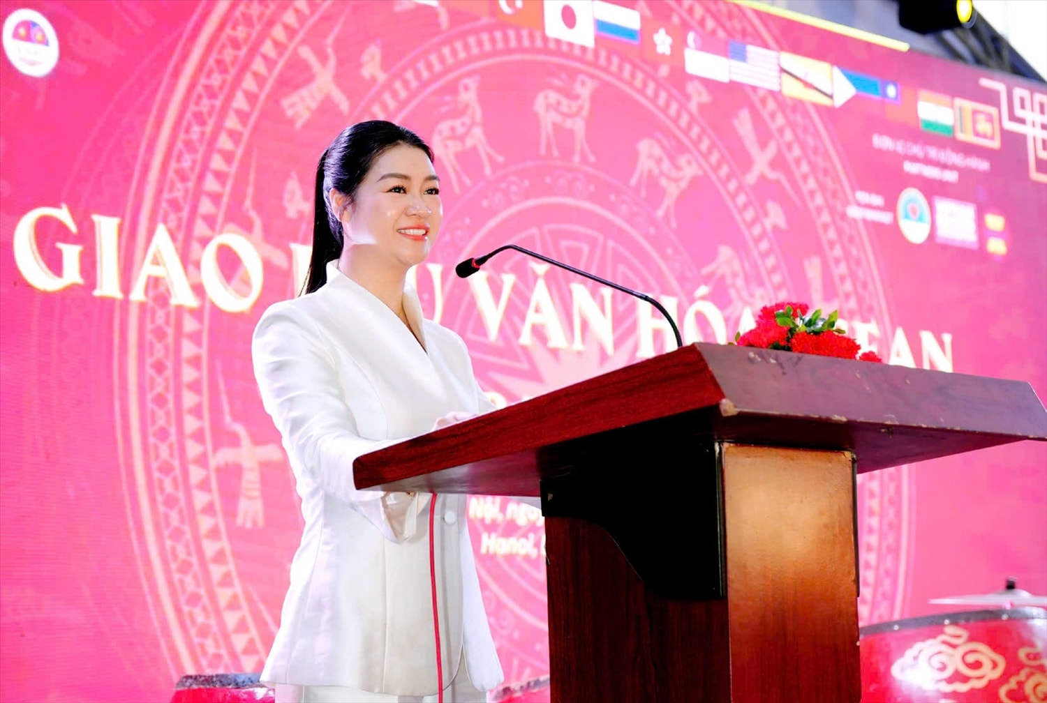 Viện trưởng Viện Nghiên cứu phát triển Doanh nhân Việt Nam ASEAN Lê Thị Huyền Trang phát biểu tại buổi lễ