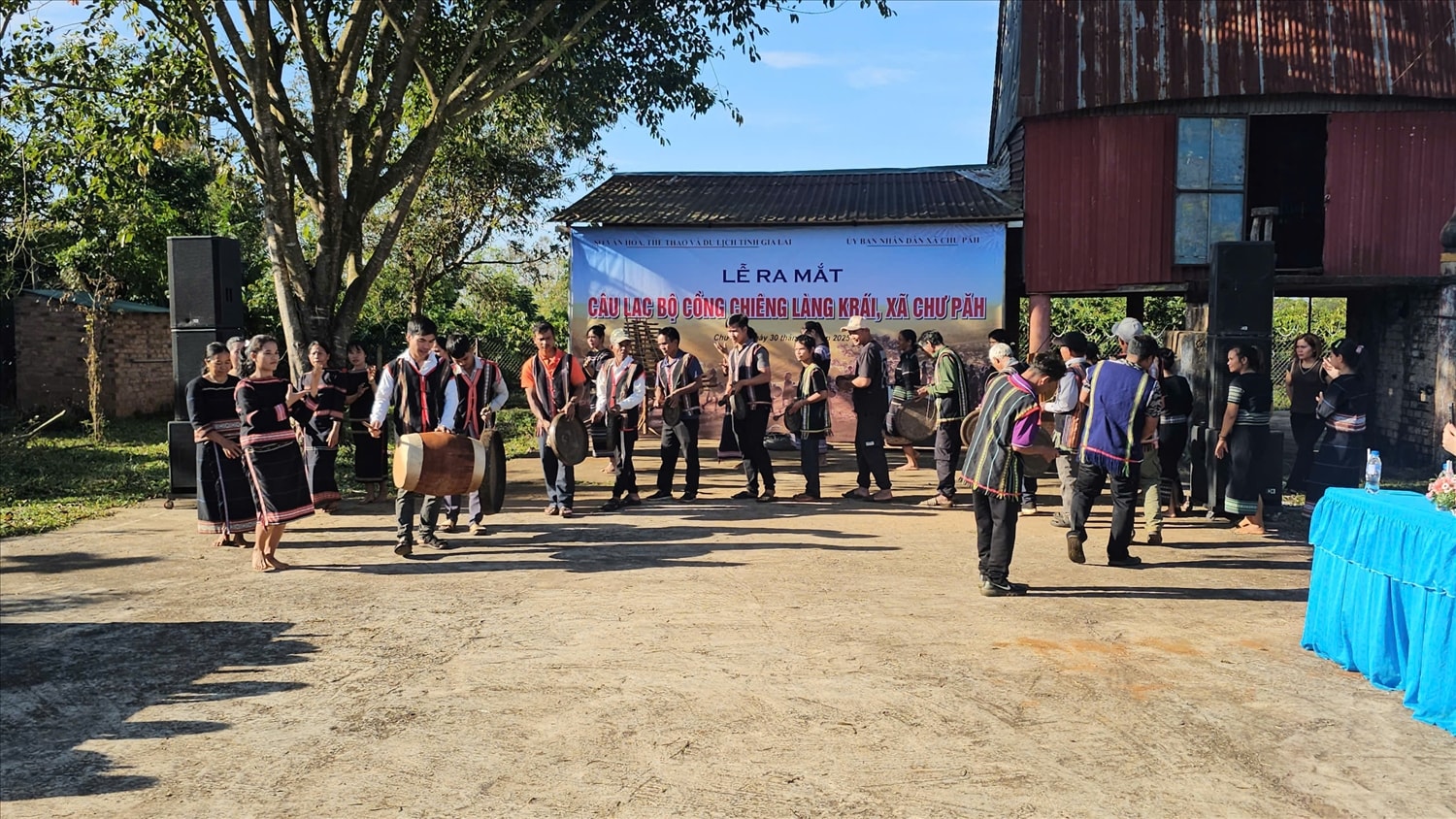 Các thành viên Câu lạc bộ Cồng chiêng làng Krái trình diễn cồng chiêng