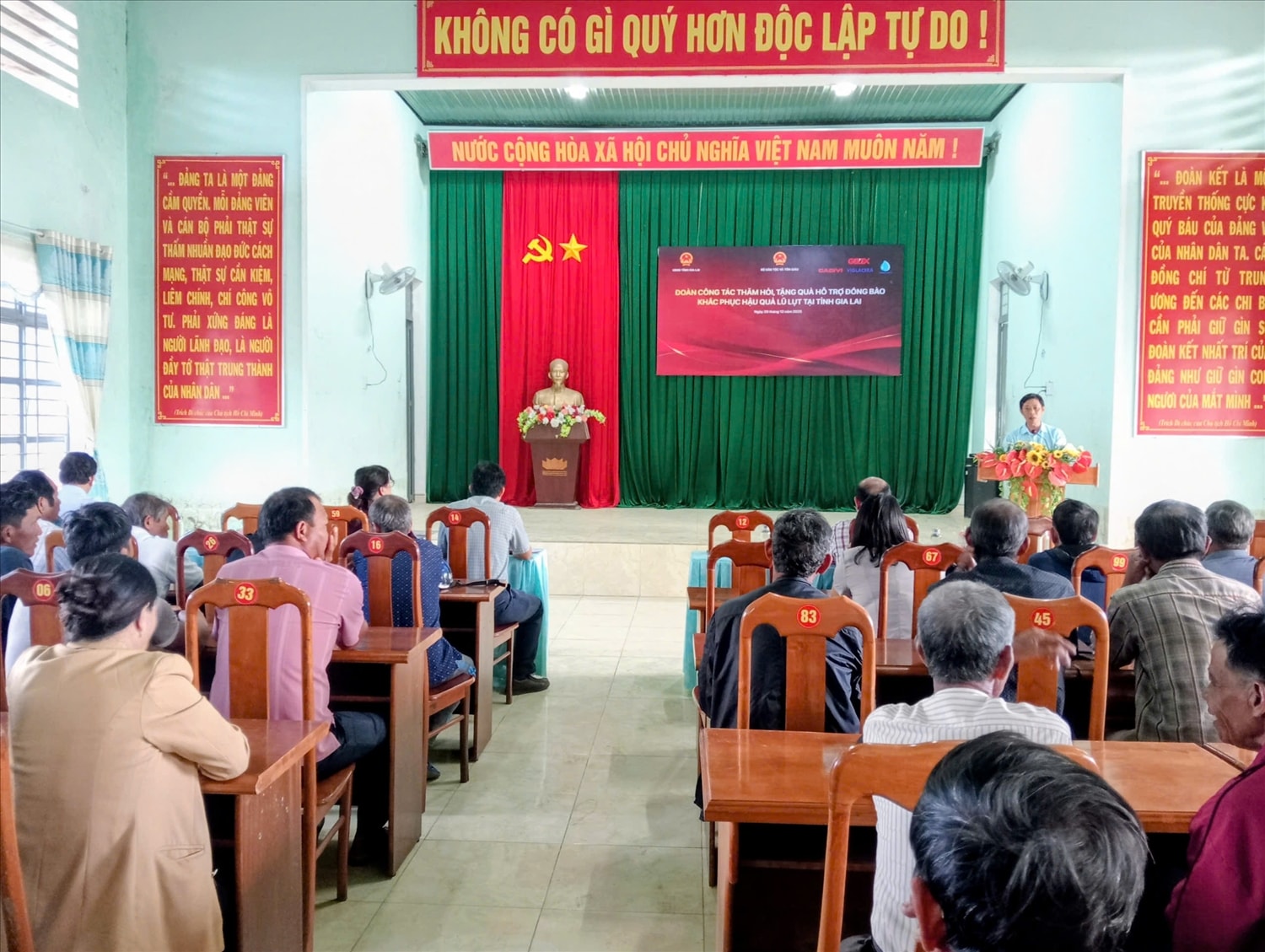 Đoàn công tác của Bộ Dân tộc và Tôn giáo thăm hỏi, tặng quà hỗ trợ đồng bào khắc phục hậu quả lũ lụt tại tỉnh Gia Lai