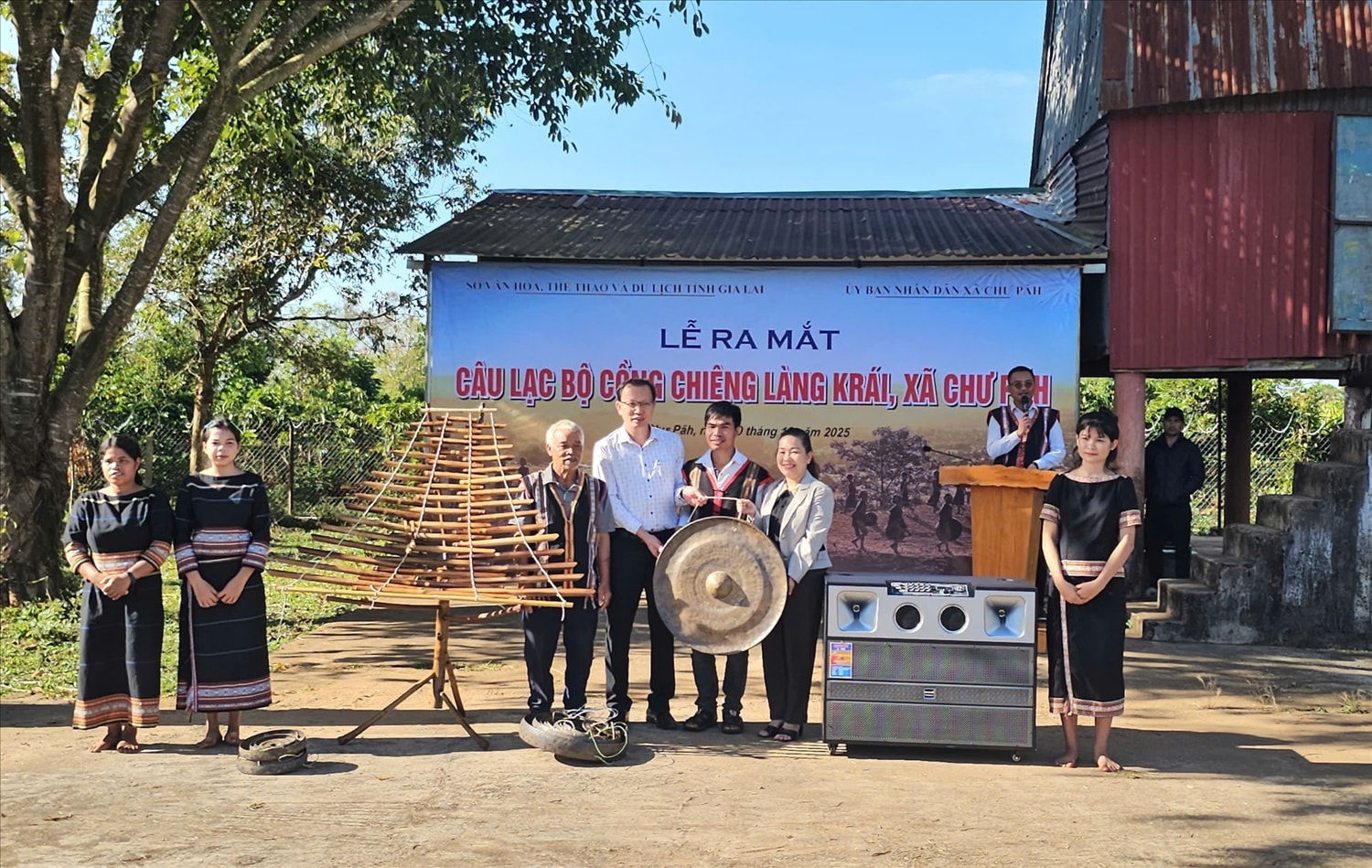 Sở Văn hóa, Thể thao và Du lịch tỉnh Gia Lai trao tặng Câu lạc bộ Cồng chiêng làng Krái 1 bộ cồng chiêng, 1 đàn T’rưng và 1 bộ âm thanh lưu động