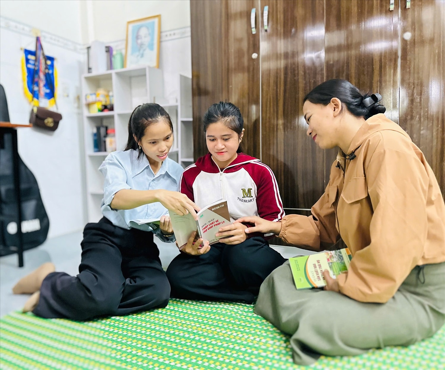Chị Đinh Thị Cúc (ngoài cùng bên trái) cùng Đoàn Thanh niên xã An Vinh tuyên truyền phòng, chống tảo hôn cho người dân. (Ảnh: T.C)