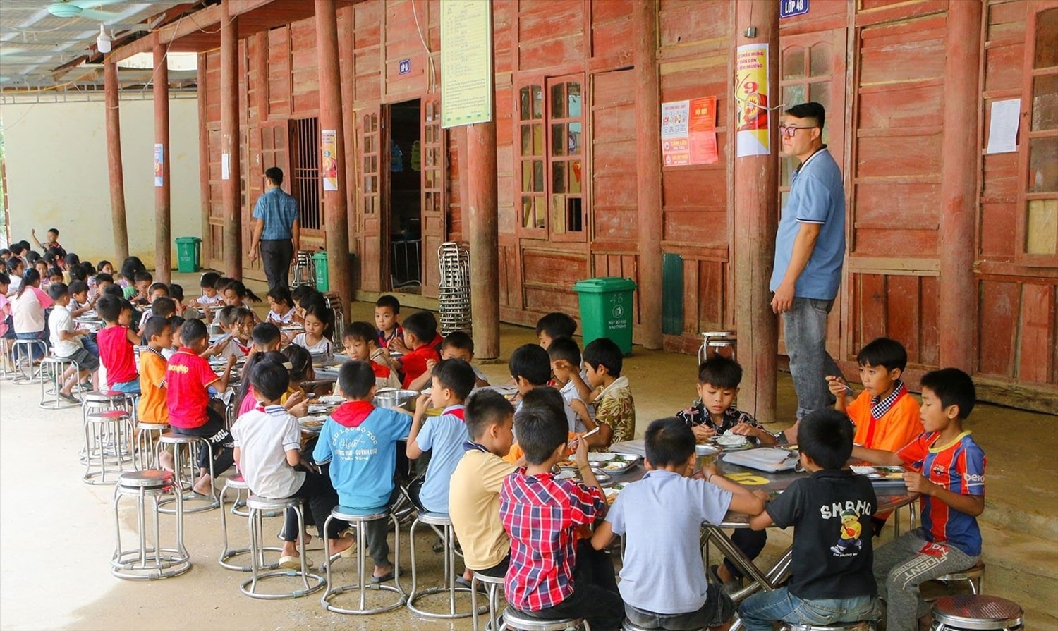 Bữa ăn bán trú của học sinh trường PTDTBT tiểu học Lượng Minh, xã Lượng Minh, tỉnh Nghệ An