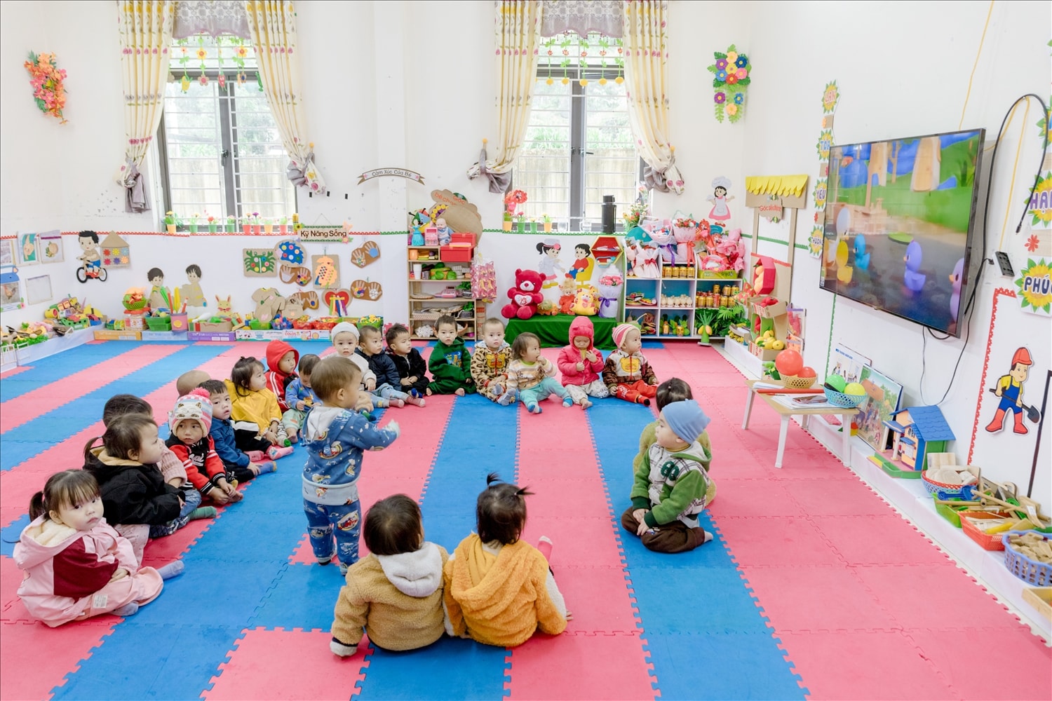 Các em mầm non Trường Mầm non Bát Đại Sơn (xã Cán Tỷ) được tiếp cận thiết bị nghe nhìn trong giờ học, góp phần nâng cao hiệu quả chăm sóc, giáo dục trẻ