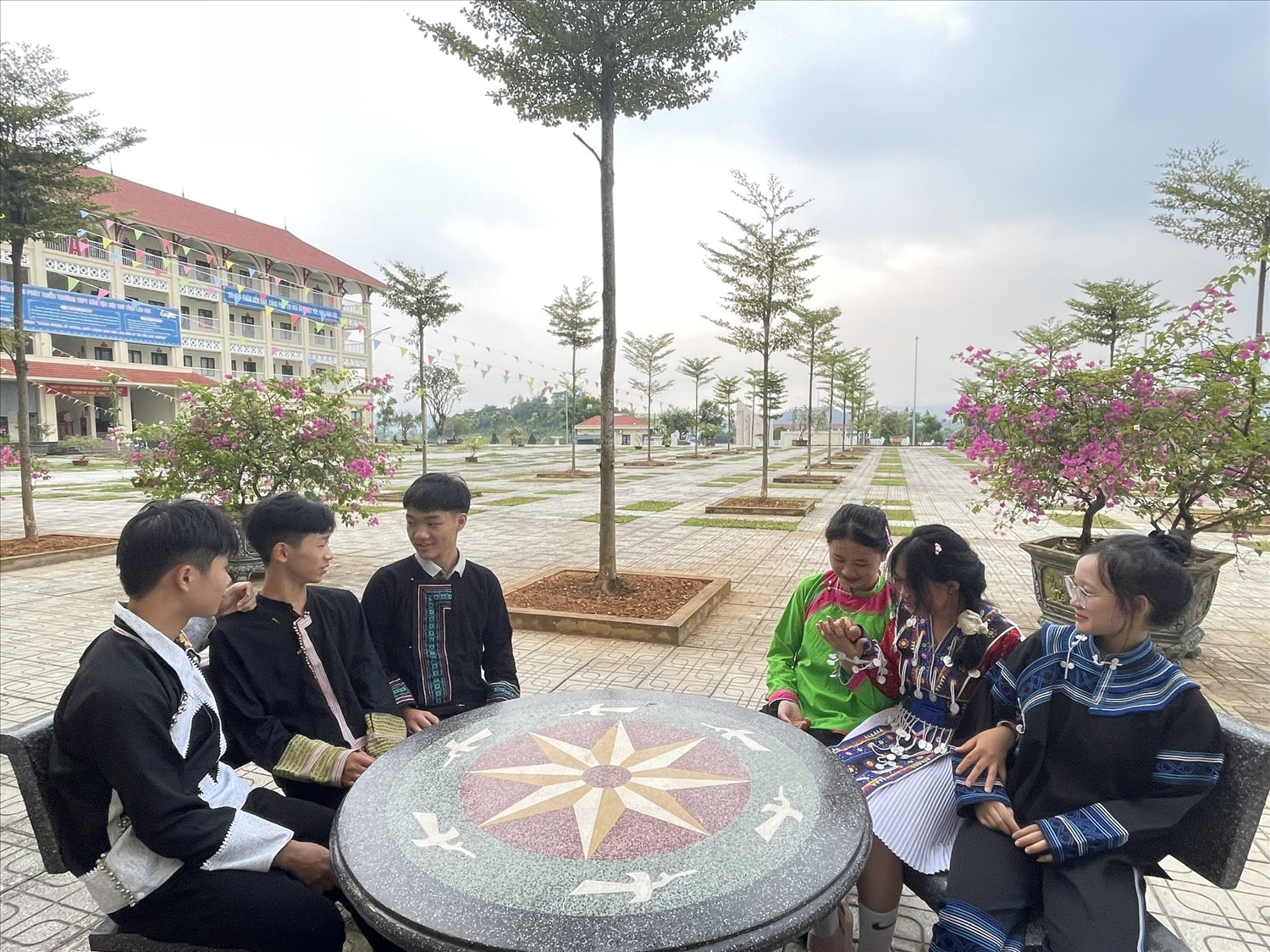 Con em đồng bào DTTS ở Lào Cai đang và đang được học tập trong môi trường giáo dục khang trang, hiện đại