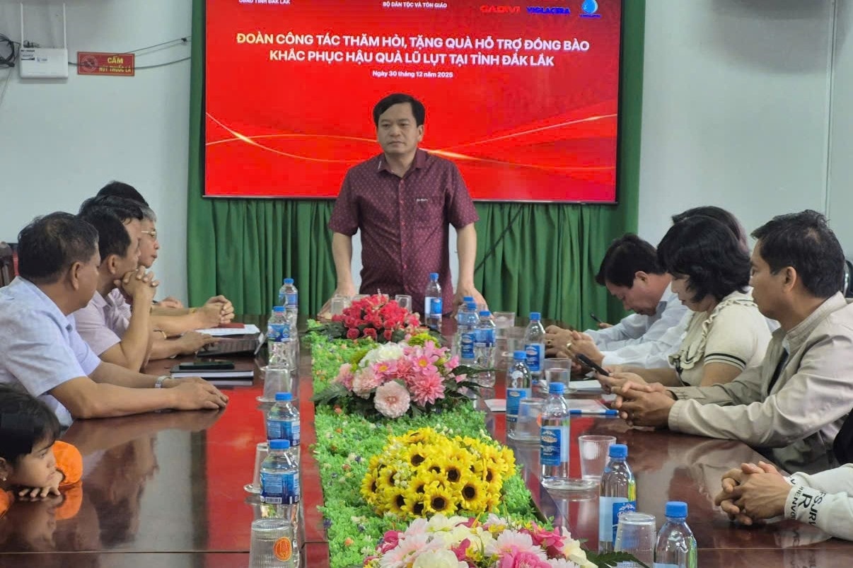 Phó Vụ trưởng Vụ Công tác dân tộc, tôn giáo Trần Tuấn Anh chia sẻ tại buổi tặng quà