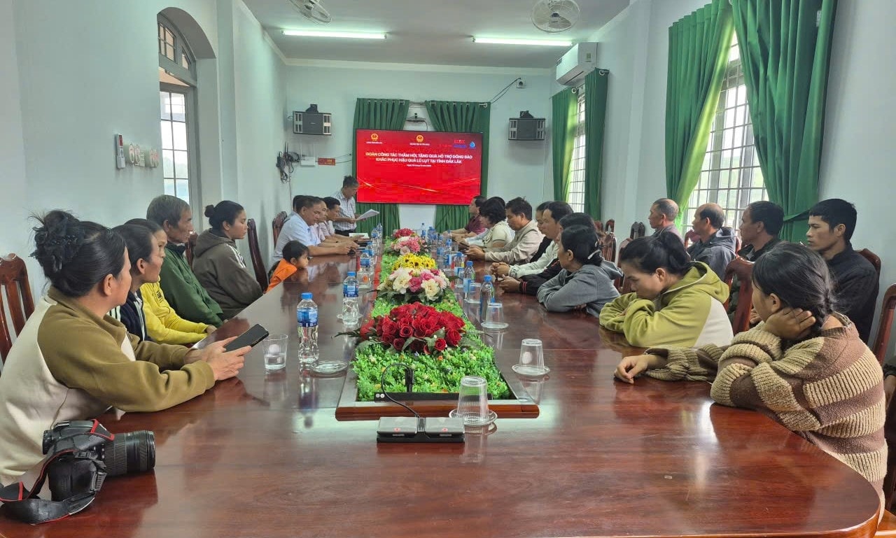 Đoàn công tác Vụ Công tác dân tộc, tôn giáo thuộc Bộ Dân tộc và Tôn giáo thăm hỏi, trao quà hỗ trợ người dân xã Yang Mao khắc phục hậu quả lũ lụt