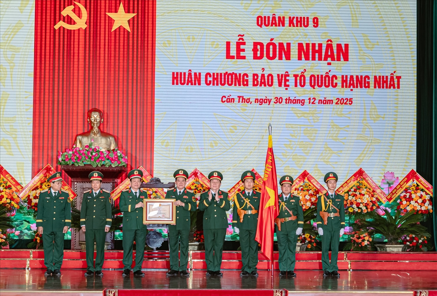 Đại tướng Nguyễn Trọng Nghĩa trao Huân chương Bảo vệ Tổ quốc hạng Nhất đến Lực lượng vũ trang Quân khu 9. Ảnh: Lính Quân khu 9 Đại tướng Nguyễn Trọng Nghĩa trao Huân chương Bảo vệ Tổ quốc hạng Nhất đến Lực lượng vũ trang Quân khu 9. Ảnh: Lính Quân khu 9