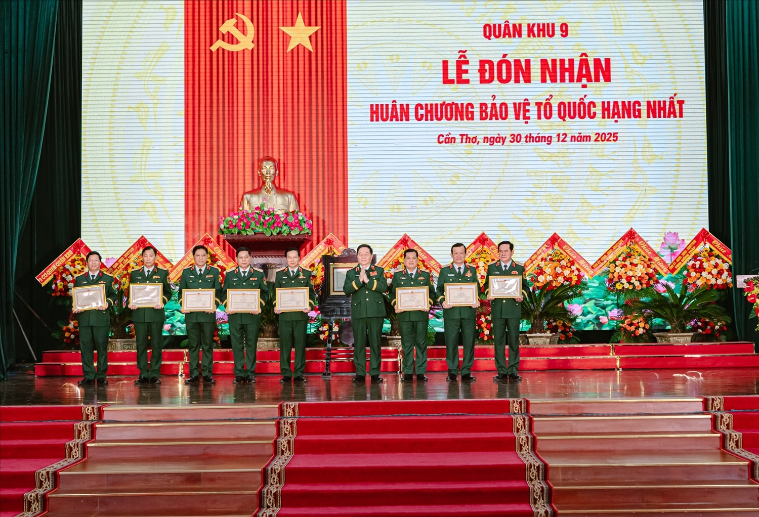 Đại tướng Nguyễn Trọng Nghĩa trao Bằng khen thưởng của Thủ tướng Chính phủ đến Thiếu tướng Chiêm Thống Nhất, Phó tư lệnh; Thiếu tướng Huỳnh Văn Ngon, Phó chính ủy; Thiếu tướng Nguyễn Văn Tiền, Phó tư lệnh Quân khu 9; Thiếu tướng Quách Văn Nhỏ, Phó tư lệnh Quân khu 9 vì đã có nhiều thành tích đột xuất trong công tác huấn luyện, sẵn sàng chiến đấu, góp phần vào sự nghiệp xây dựng Quân đội, củng cố quốc và bảo vệ Tổ quốc. Ảnh: Lính Quân khu 9 Đại tướng Nguyễn Trọng Nghĩa trao Bằng khen thưởng của Thủ tướng Chính phủ đến Thiếu tướng Chiêm Thống Nhất, Phó tư lệnh; Thiếu tướng Huỳnh Văn Ngon, Phó chính ủy; Thiếu tướng Nguyễn Văn Tiền, Phó tư lệnh Quân khu 9; Thiếu tướng Quách Văn Nhỏ, Phó tư lệnh Quân khu 9 vì đã có nhiều thành tích đột xuất trong công tác huấn luyện, sẵn sàng chiến đấu, góp phần vào sự nghiệp xây dựng Quân đội, củng cố quốc và bảo vệ Tổ quốc. Ảnh: Lính Quân khu 9
