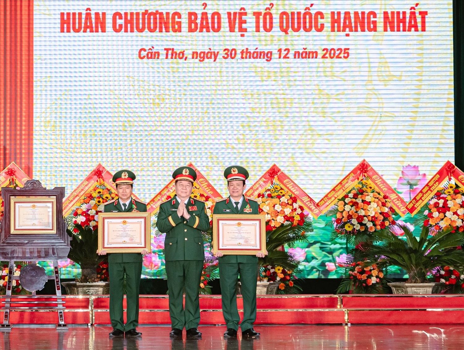 Đại tướng Nguyễn Trọng Nghĩa, Chủ nhiệm Tổng Cục Chính trị trao thưởng Huân chương Bảo vệ Tổ quốc hạng Ba đến Trung tướng Hồ Văn Thái, Chính ủy Quân khu 9 và Thiếu tướng Nguyễn Minh Triều, Phó tư lệnh Quân khu 9 vì “Đã có thành tích xuất sắc đột xuất trong công tác huấn luyện, sẵn sàng chiến đấu, xây dựng lực lượng Quân đội nhân dân, củng cố quốc phòng, góp phần vào sự nghiệp xây dựng chủ nghĩa xã hội và bảo vệ Tổ quốc.Ảnh: Lính Quân khu 9 Đại tướng Nguyễn Trọng Nghĩa, Chủ nhiệm Tổng Cục Chính trị trao thưởng Huân chương Bảo vệ Tổ quốc hạng Ba đến Trung tướng Hồ Văn Thái, Chính ủy Quân khu 9 và Thiếu tướng Nguyễn Minh Triều, Phó tư lệnh Quân khu 9 vì “Đã có thành tích xuất sắc đột xuất trong công tác huấn luyện, sẵn sàng chiến đấu, xây dựng lực lượng Quân đội nhân dân, củng cố quốc phòng, góp phần vào sự nghiệp xây dựng chủ nghĩa xã hội và bảo vệ Tổ quốc.Ảnh: Lính Quân khu 9