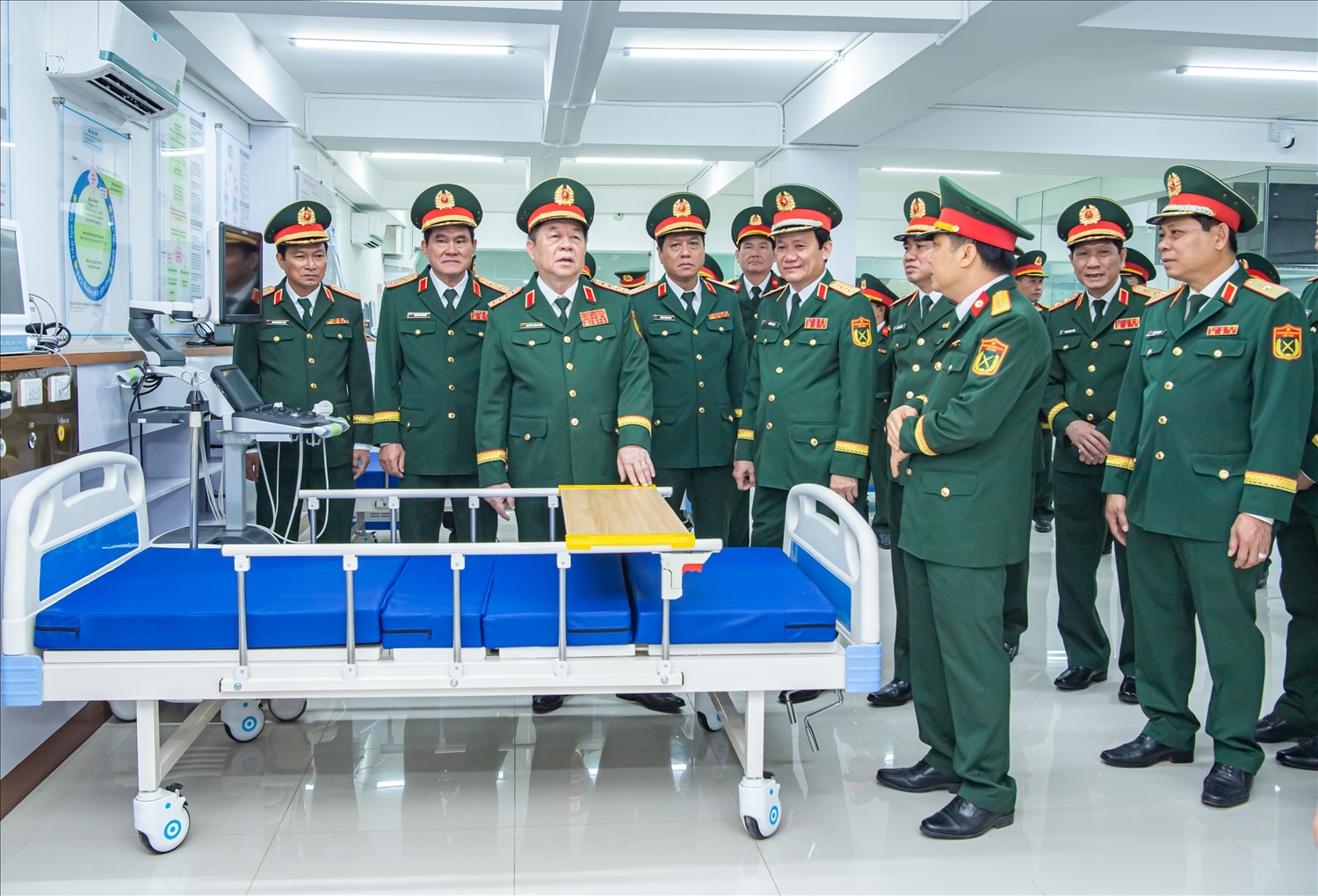 Đại tướng Nguyễn Trọng Nghĩa cùng lãnh đạo Bộ tư lệnh Quân khu 9 tham quan Trung tâm lọc máu Bệnh viện Quân y 121 vừa được khánh thành Đại tướng Nguyễn Trọng Nghĩa cùng lãnh đạo Bộ tư lệnh Quân khu 9 tham quan Trung tâm lọc máu Bệnh viện Quân y 121 vừa được khánh thành