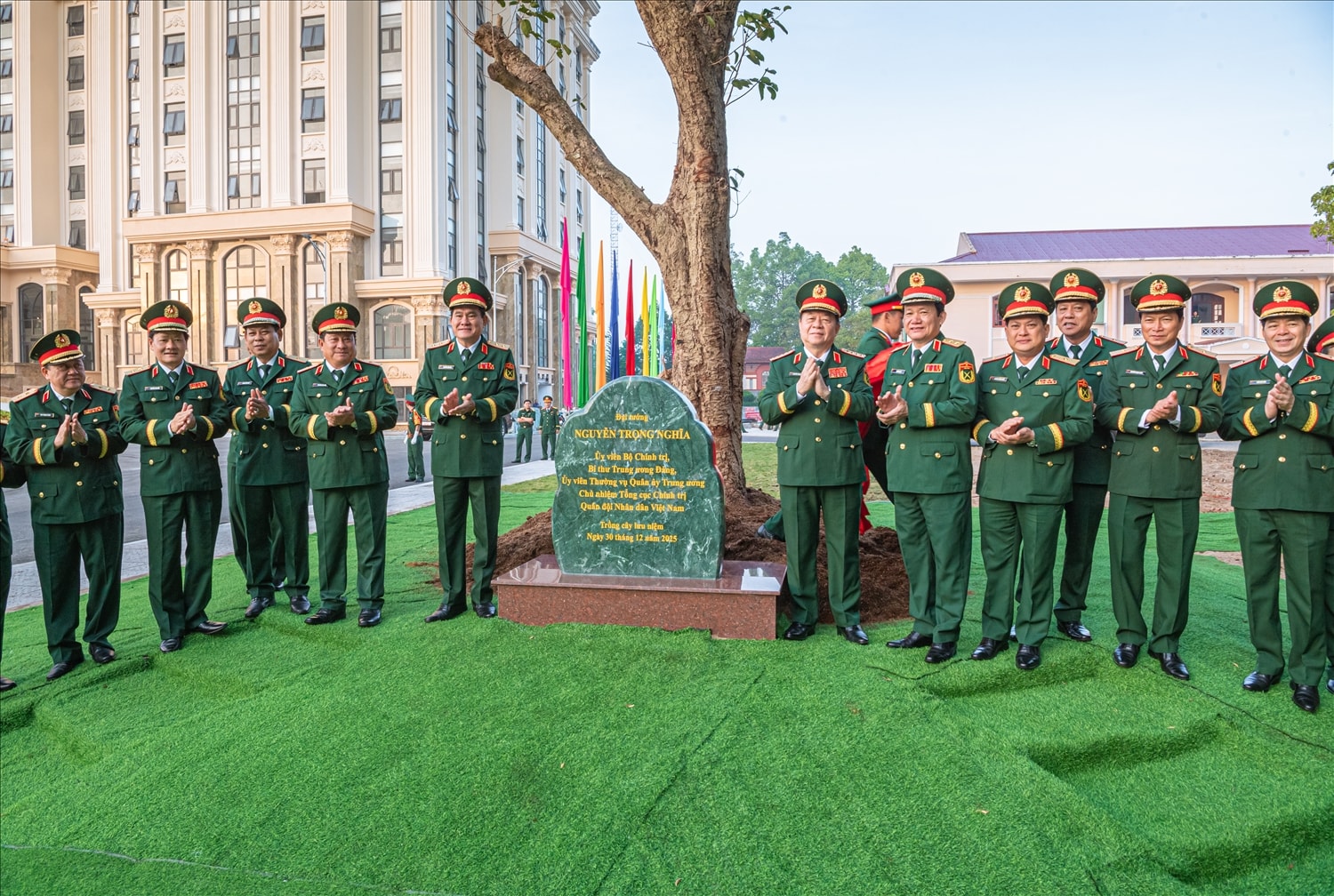Đại tướng Nguyễn Trọng Nghĩa cùng lãnh đạo Bộ tư lệnh Quân khu 9 trồng cây lưu niệm Đại tướng Nguyễn Trọng Nghĩa cùng lãnh đạo Bộ tư lệnh Quân khu 9 trồng cây lưu niệm