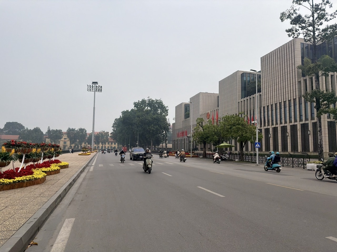 Tòa Nhà Quốc hội, phía trước Quảng trường Lăng Chủ tịch Hồ Chí Minh rực rỡ cờ hoa