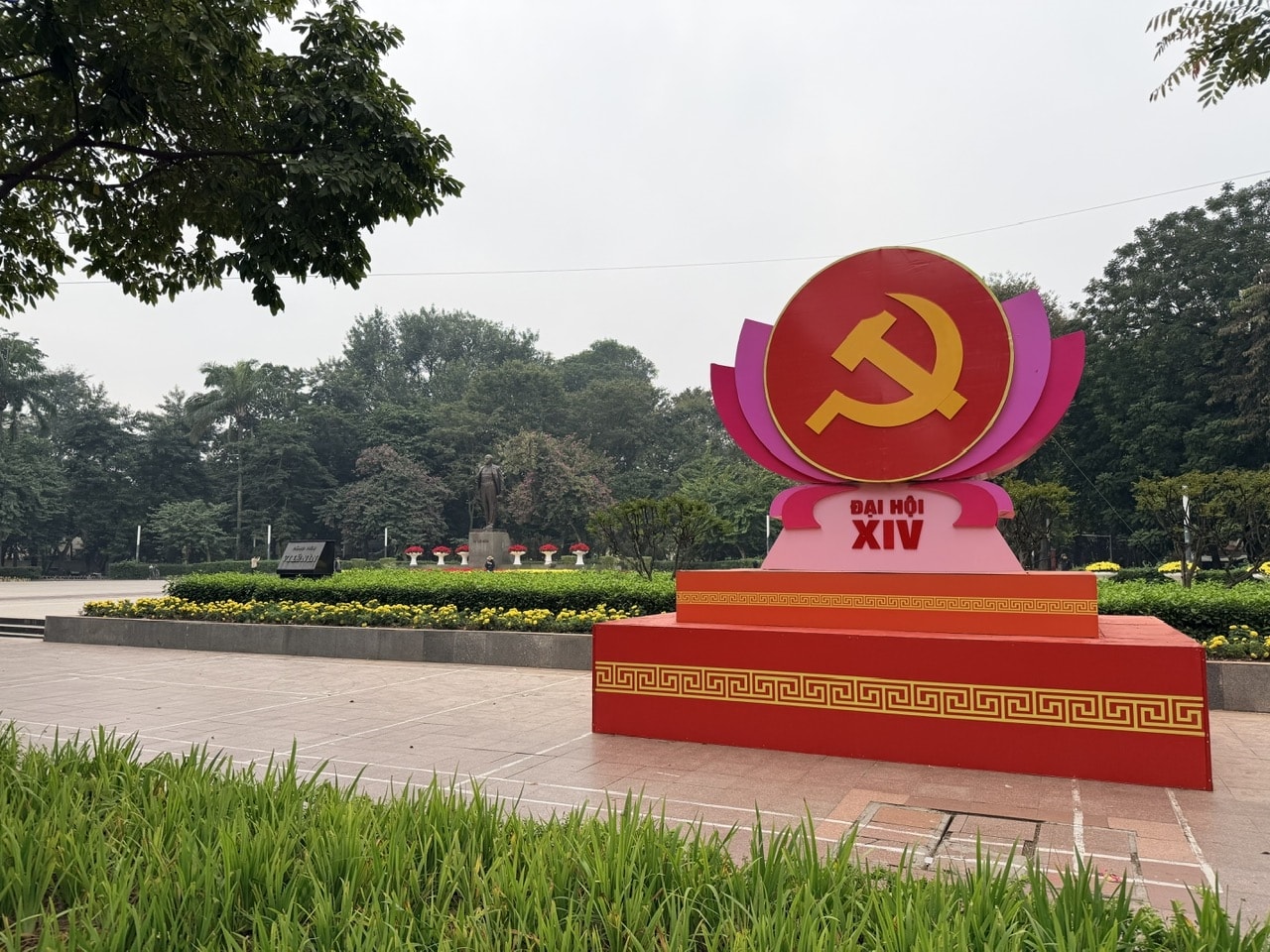 Cờ Đảng được đặt trang trọng phía trước Tượng đài Lê nin