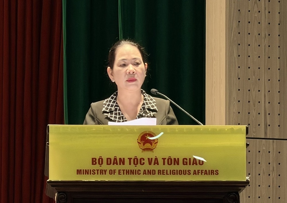 Thứ trưởng Bộ Dân tộc và Tôn giáo Nông Thị Hà phát biểu khai mạc lớp tập huấn. Ảnh: Mạnh Cường 