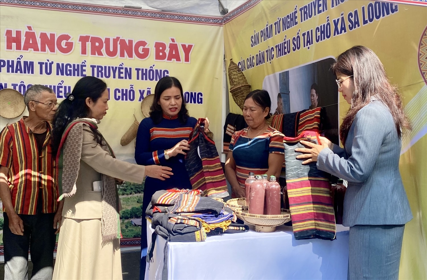 Phó Chủ tịch Thường trực UBND tỉnh Quảng Ngãi Y Ngọc (thứ 3 từ phải sang) thăm quan không gian trưng bày nghề dệt truyền thống của đồng bào DTTS xã Sa Loong. (Ảnh: Ngọc Chí)