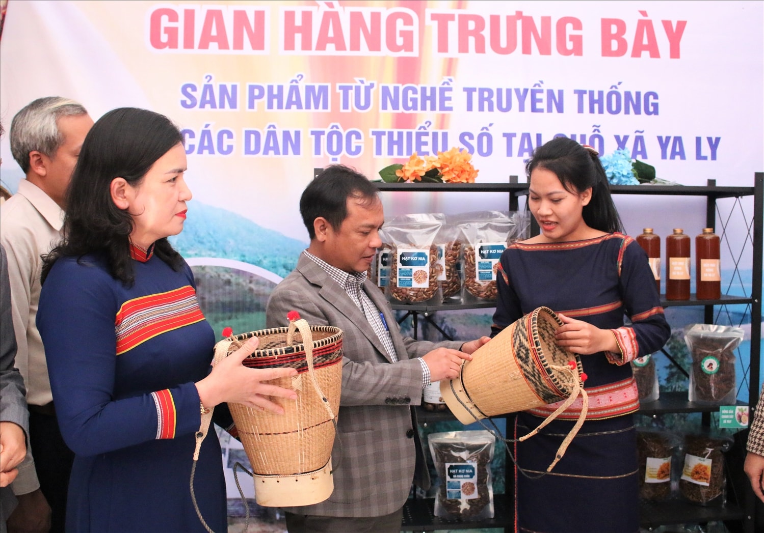 Ủy viên dự khuyết Ban Chấp hành Trung ương Đảng, Phó Bí thư Thường trực Tỉnh ủy Quảng Ngãi U Huấn (đứng giữa) thăm quan gian hàng trưng bày các sản phẩm nghề truyền thống của đồng bào DTTS. (Ảnh: Ngọc Chí)