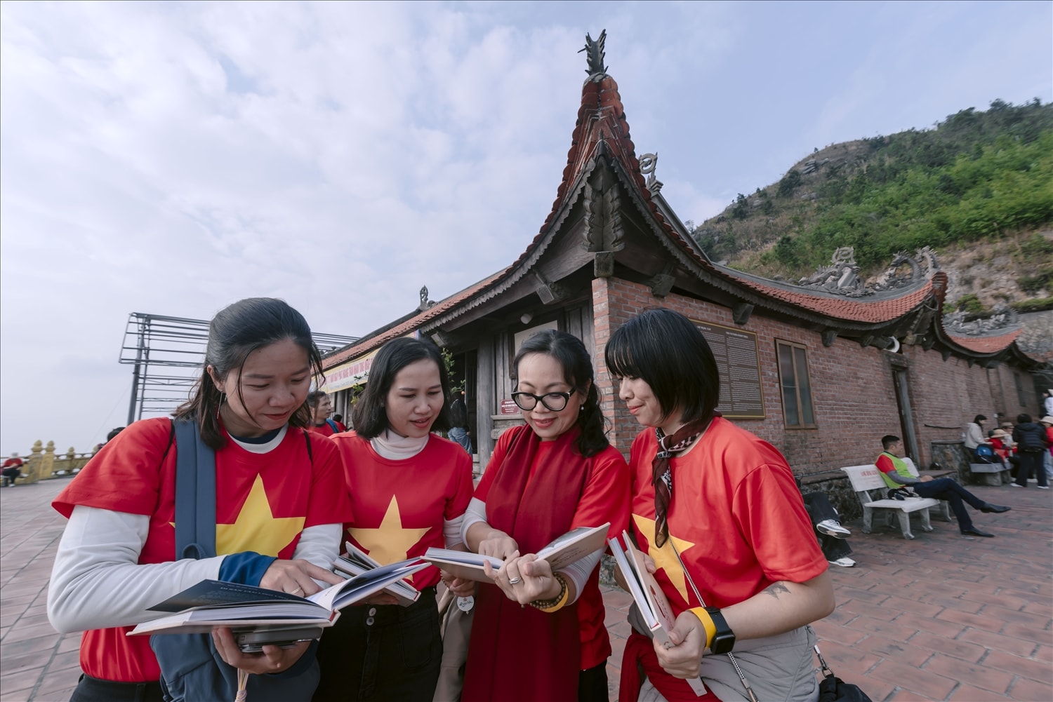Các phật tử đọc sách miễn phí,  cuốn sách “Ngọa Vân – Miền Đất Phật Hoàng”