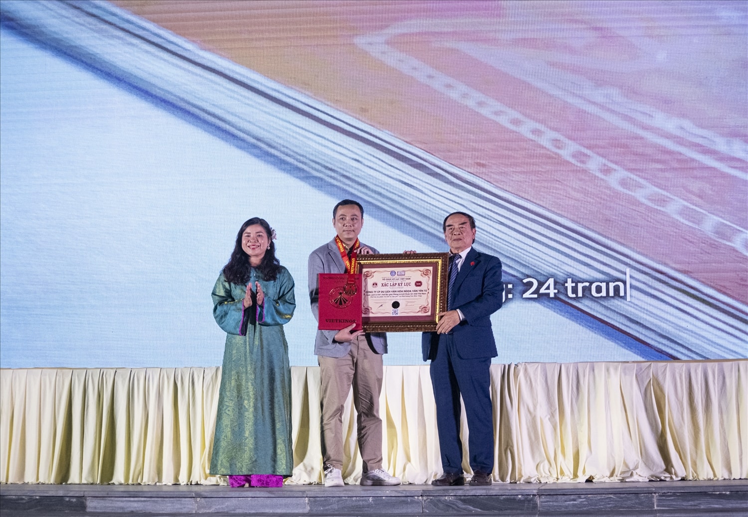 Tiến sĩ Ngô Quang Xuân - Nguyên Đại sứ Việt Nam tại Liên hợp quốc, Thường trực Hội đồng Xác lập Tổ chức Kỷ lục Việt Nam trao xác lập kỉ lục Việt Nam cho BQL