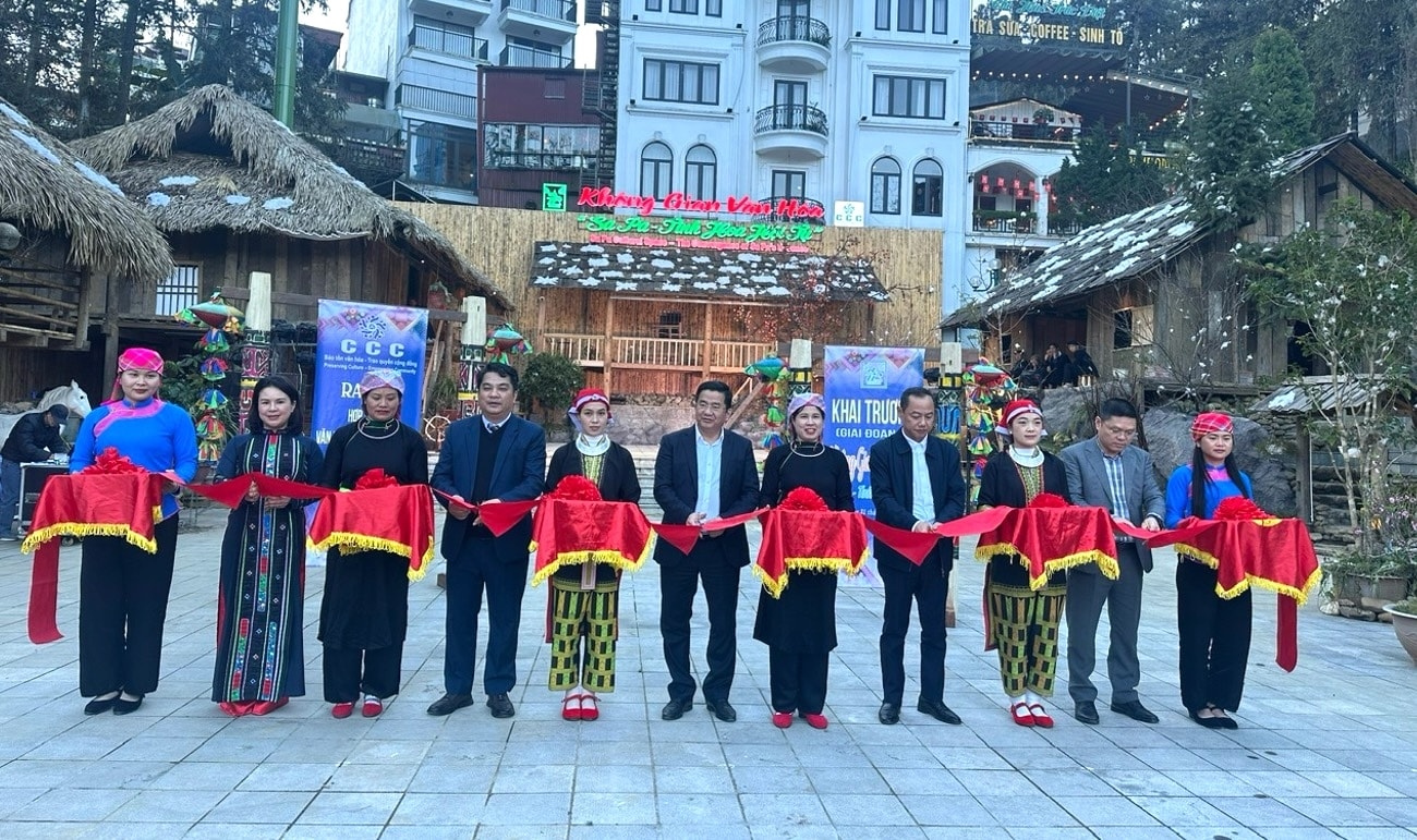 Cắt băng khai mạc sự kiện không gian văn hóa Sa Pa tinh hoa hội tụ (ảnh Trọng Bảo) Cắt băng khai mạc sự kiện không gian văn hóa Sa Pa tinh hoa hội tụ (ảnh Trọng Bảo)