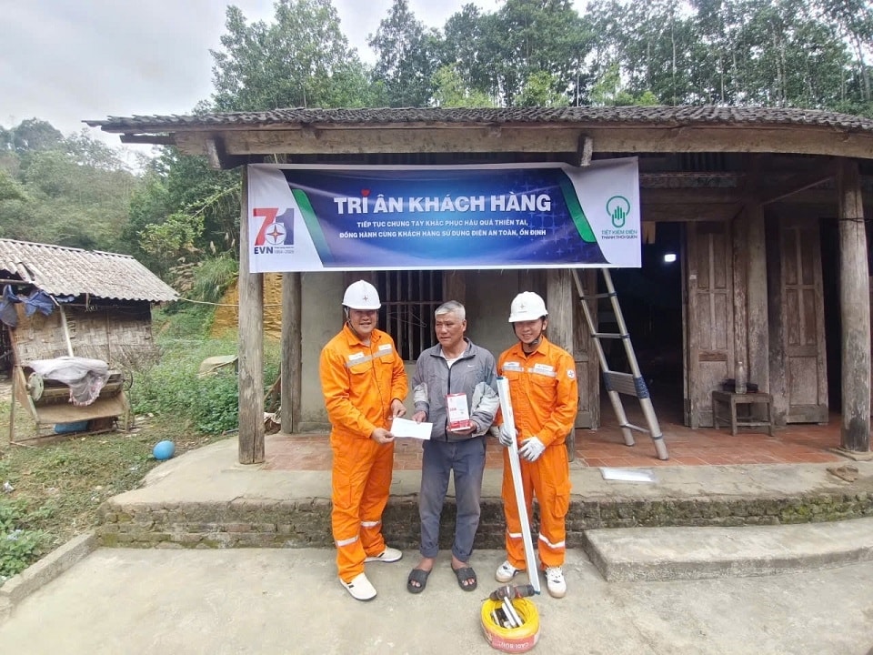 Hàng trăm hộ gia đình khó khăn được Công ty Điện lực Thái Nguyên kiểm tra, sửa chữa, lắp đặt hệ thống điện sinh hoạt miễn phí