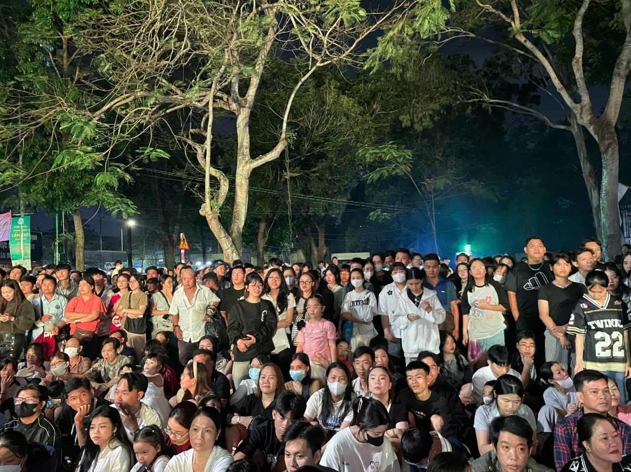 Người dân Cần Thơ đổ ra đường chờ đợi thời khắc bước sang năm mới 2026 Người dân Cần Thơ đổ ra đường chờ đợi thời khắc bước sang năm mới 2026
