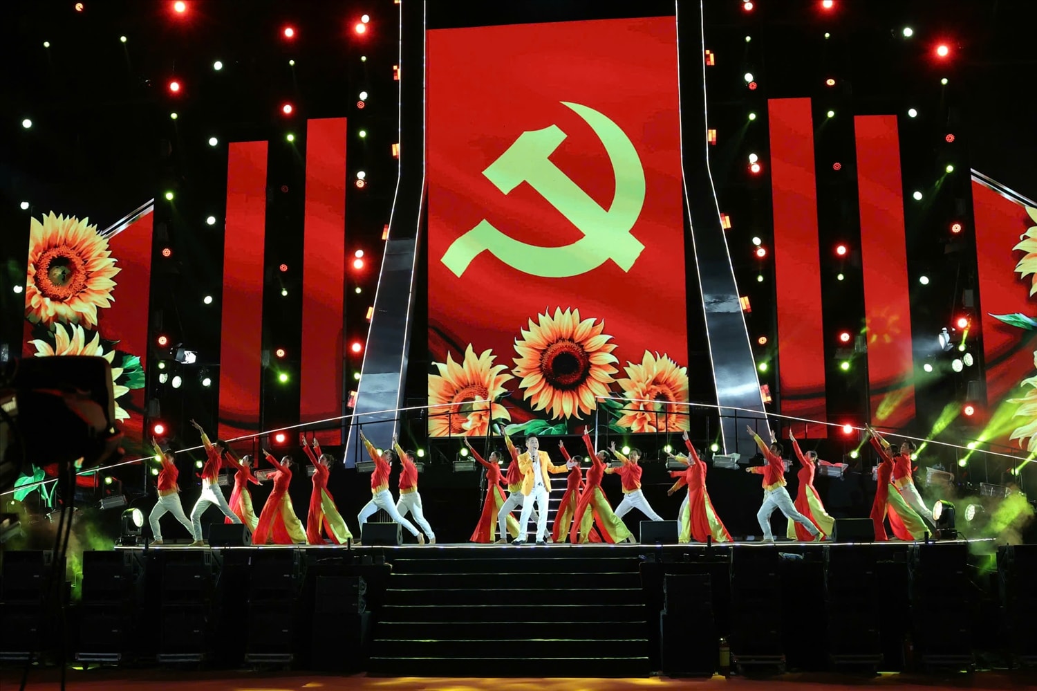 Chương trình nghệ thuật chào năm mới 2026, truyền tải khát vọng vươn lên của Đảng bộ, chính quyền và nhân dân thành phố trong hành trình xây dựng đô thị miền sông nước văn minh, hiện đại. Chương trình nghệ thuật chào năm mới 2026, truyền tải khát vọng vươn lên của Đảng bộ, chính quyền và nhân dân thành phố trong hành trình xây dựng đô thị miền sông nước văn minh, hiện đại.