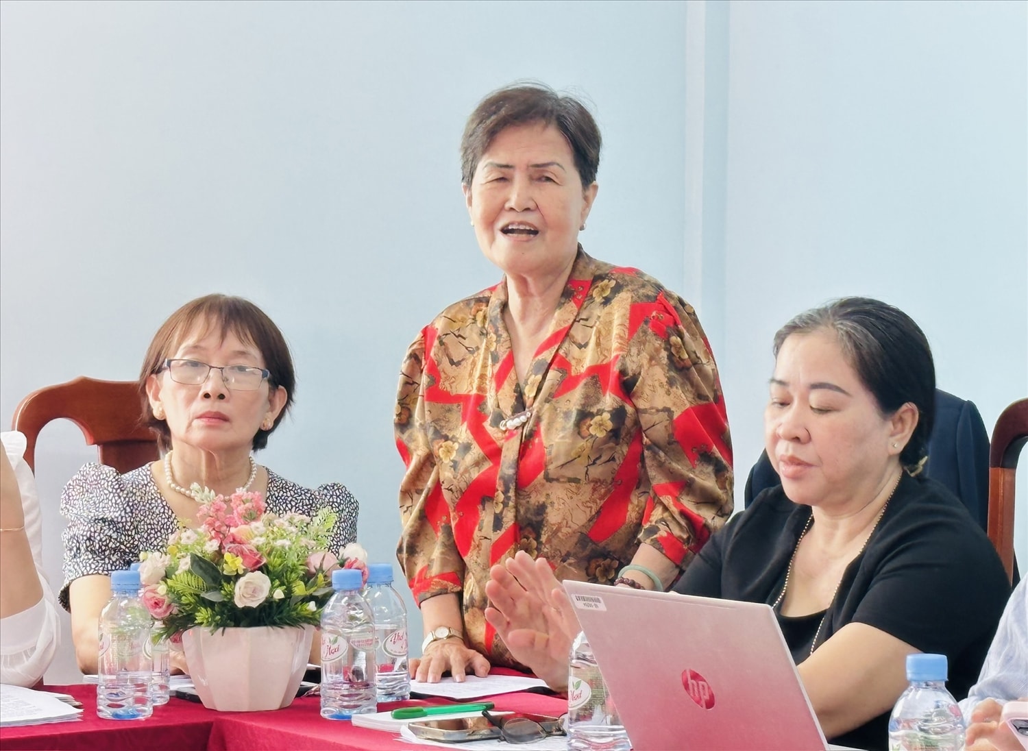 Bà Phạm Thiên Hồng, đại diện Hội Người cao tuổi phường Thanh Đức (Vĩnh Long) chia sẻ công tác  phối hợp và chăm sóc Người cao tuổi trên địa bàn