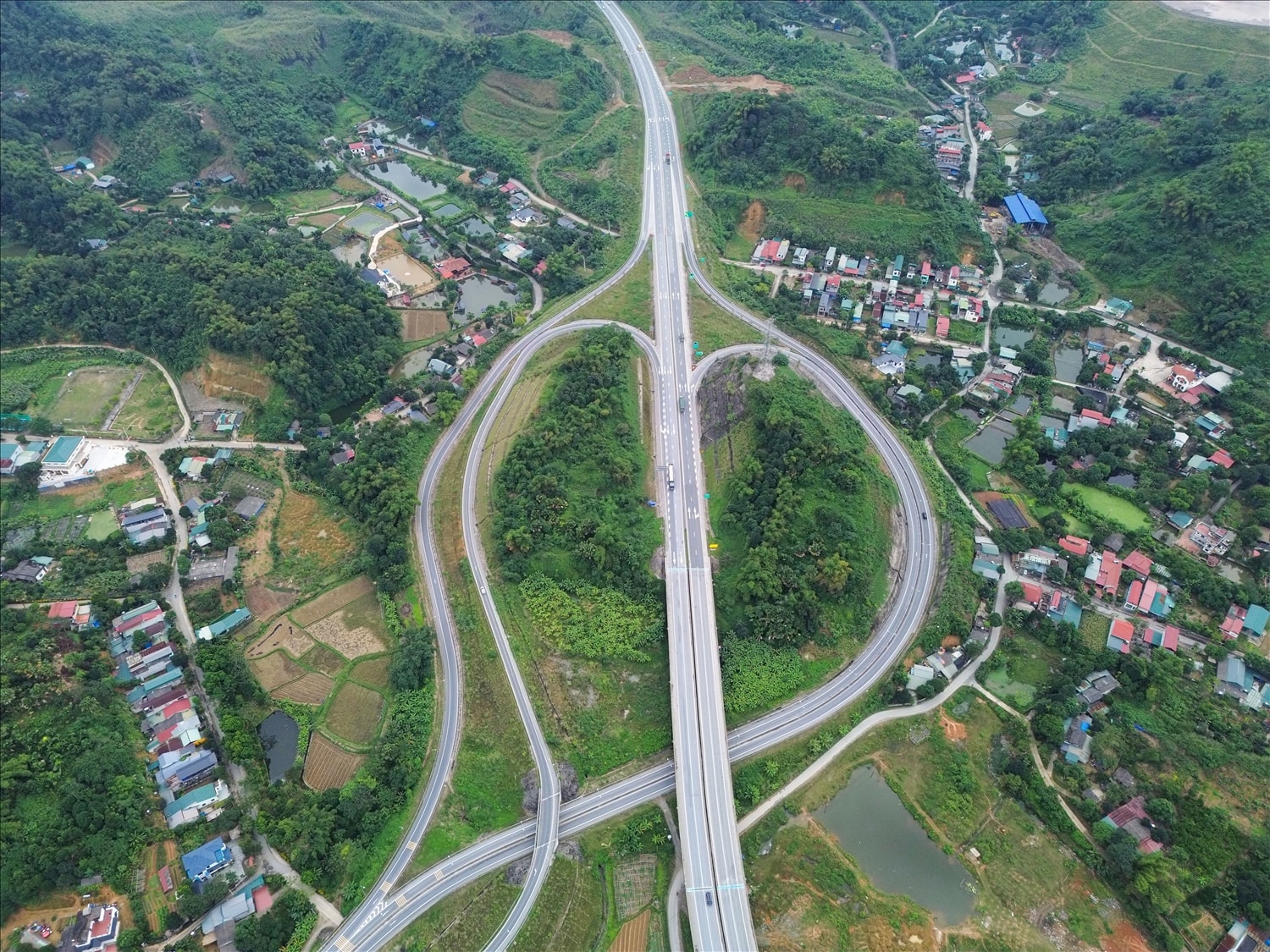 Cao tốc Nội Bài - Lào Cai đoạn từ nút giao Cam Đường đến cửa khẩu Kim Thành
