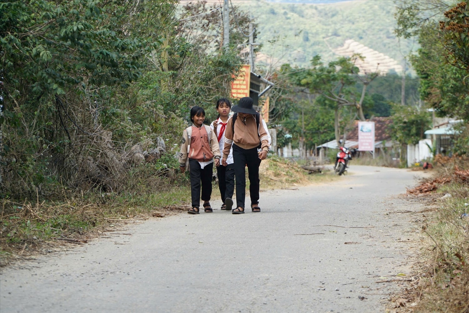 Học sinh thôn Kon Brăp Ju, xã Kon Braih đi bộ khoảng 3km đến Trường THCS Đăk Rve. (Ảnh: Ngọc Chí)