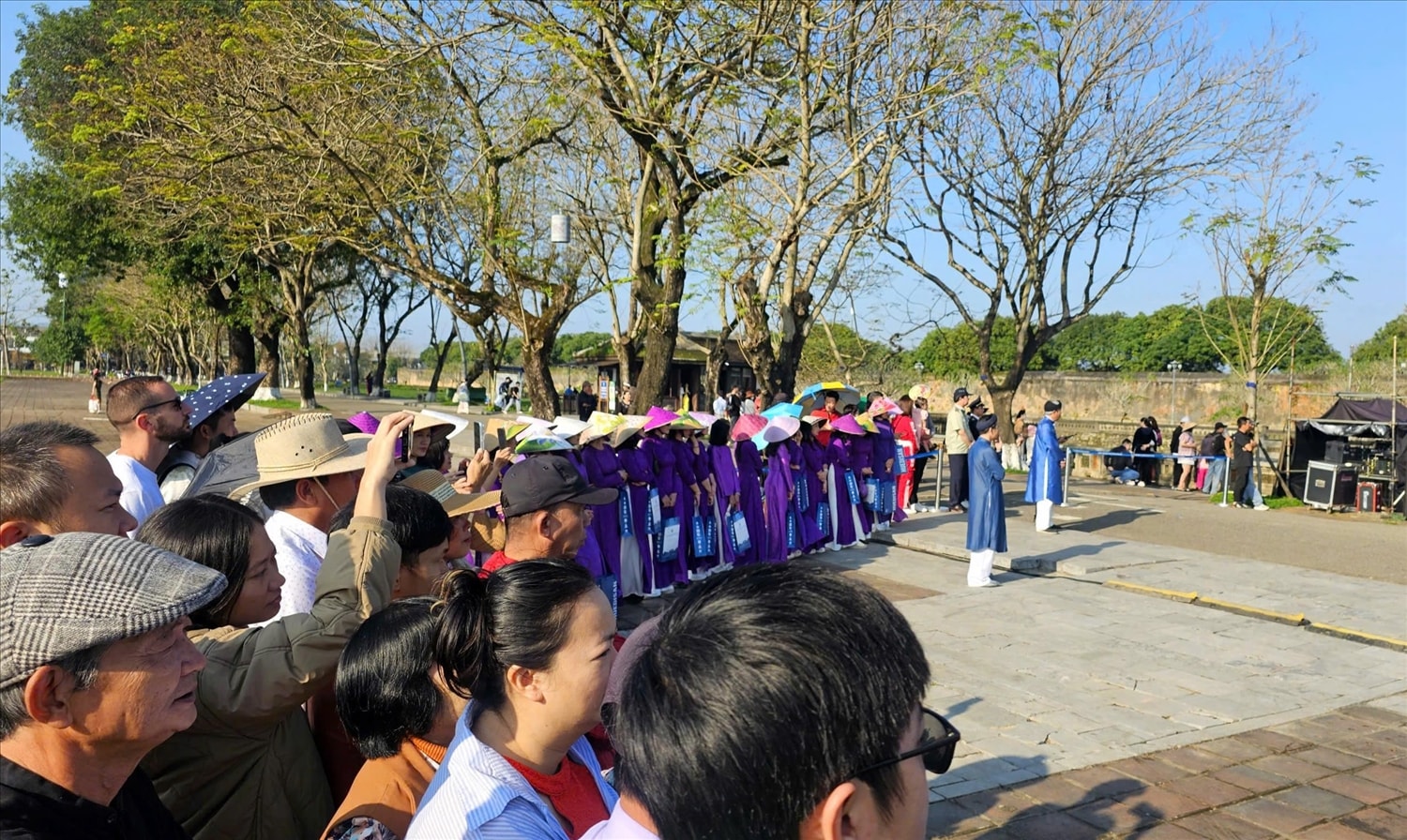 Du khách hào hứng xem Lễ hội trong ngày đầu năm mới