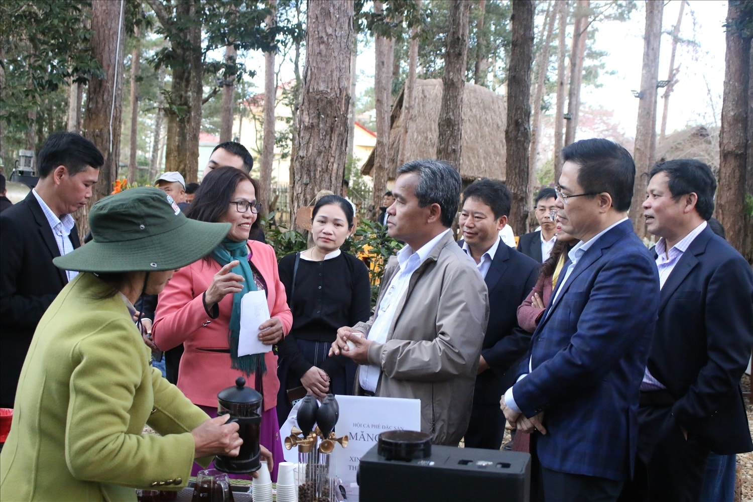 Lãnh đạo tỉnh Quảng Ngãi thăm quan không gian pha chế thủ công và thưởng thức cà phê đặc sản Măng Đen. (Ảnh: Ngọc Chí)