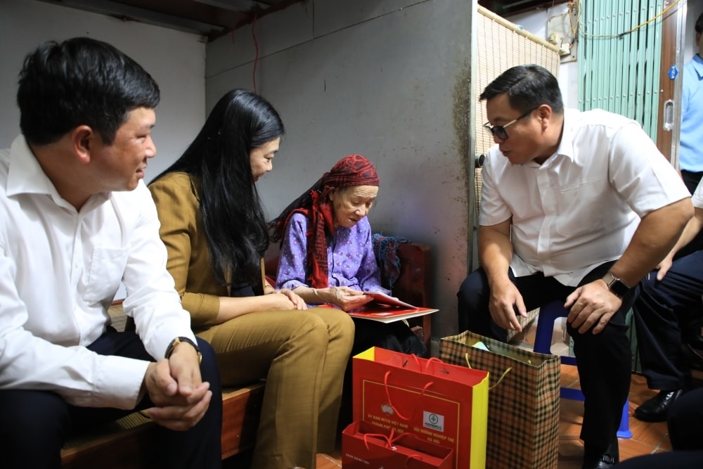 MTTQ TP Hà Nội sẽ phối hợp với chính quyền thăm hỏi, chăm lo cho người nghèo, người có hoàn cảnh khó khăn, để mọi người, mọi nhà đều có Tết
