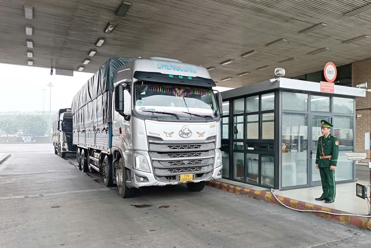 Xe hàng hóa thông quan tại Cửa khẩu Quốc tế đường bộ số II Kim Thành , phường Lào Cai (ả Trọng Bảo)