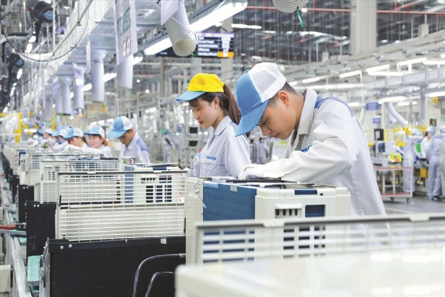 Ngành công nghiệp chế biến, chế tạo giữ vai trò chủ lực  trong thu hút dự án mới và giải ngân FDI