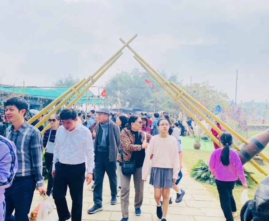Phiên chợ thu hút đông đảo du khách đến thăm quan, trải nghiệm