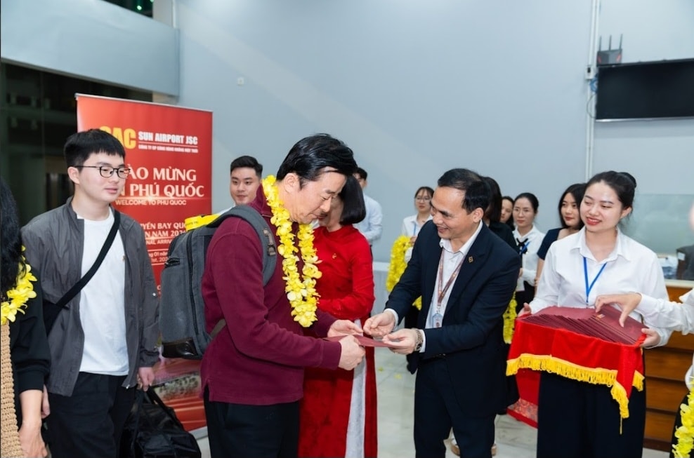 Lãnh đạo Cảng Hàng không quốc tế Phú Quốc chào đón, chúc mừng và quà tặng cho du khách Hàn Quốc 