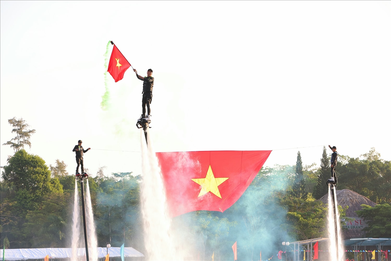 Ngoài thưởng thức đua vỏ lãi, Ban Tổ chức còn bố trí trình diễn Flyboard (nhào lộn trên không). 
