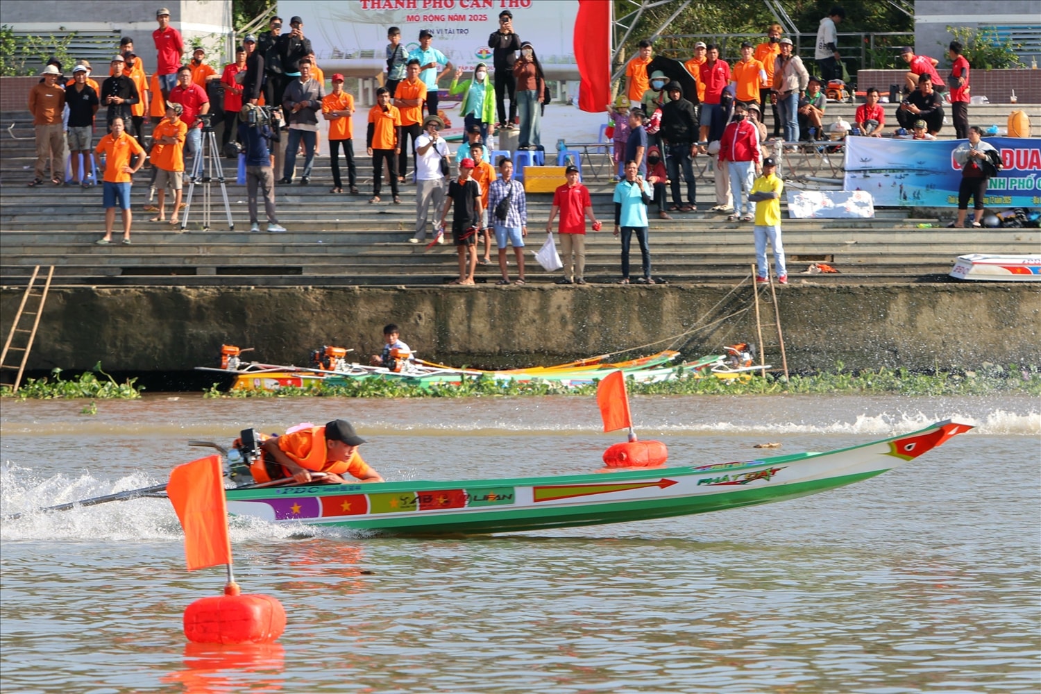 Ông Lâm Thanh Dũng, Phó Giám đốc Sở Văn hóa, Thể thao và Du lịch Cần Thơ cho biết: Giải đua vỏ composite là một trong những hoạt động chào mừng Lễ hội văn hóa sông nước Cần Thơ năm 2025 và năm mới 2026. Đây cũng là sân chơi lành mạnh, phát triển loại hình thể thao hấp dẫn gắn với cuộc sống, phương tiện sinh hoạt đặc trưng của người dân vùng sông nước. Thông qua giải giới thiệu, quảng bá nét đặc trưng văn hóa sông nước của Đồng bằng sông Cửu Long nói chung và thành phố Cần Thơ nói riêng đến người dân và du khách...